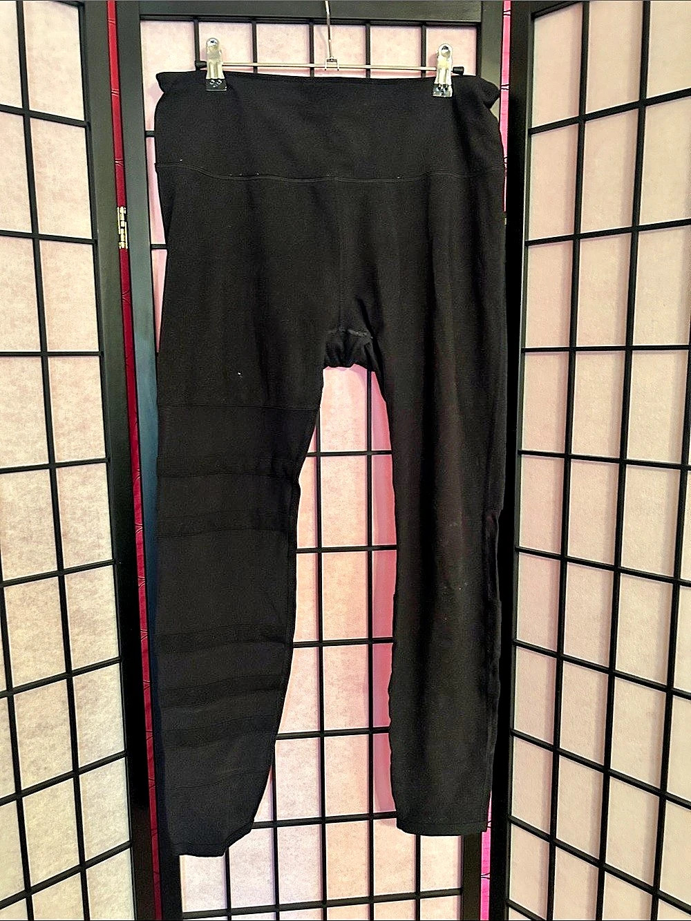 Lorna Jane Black w/Mesh pattern Leggings